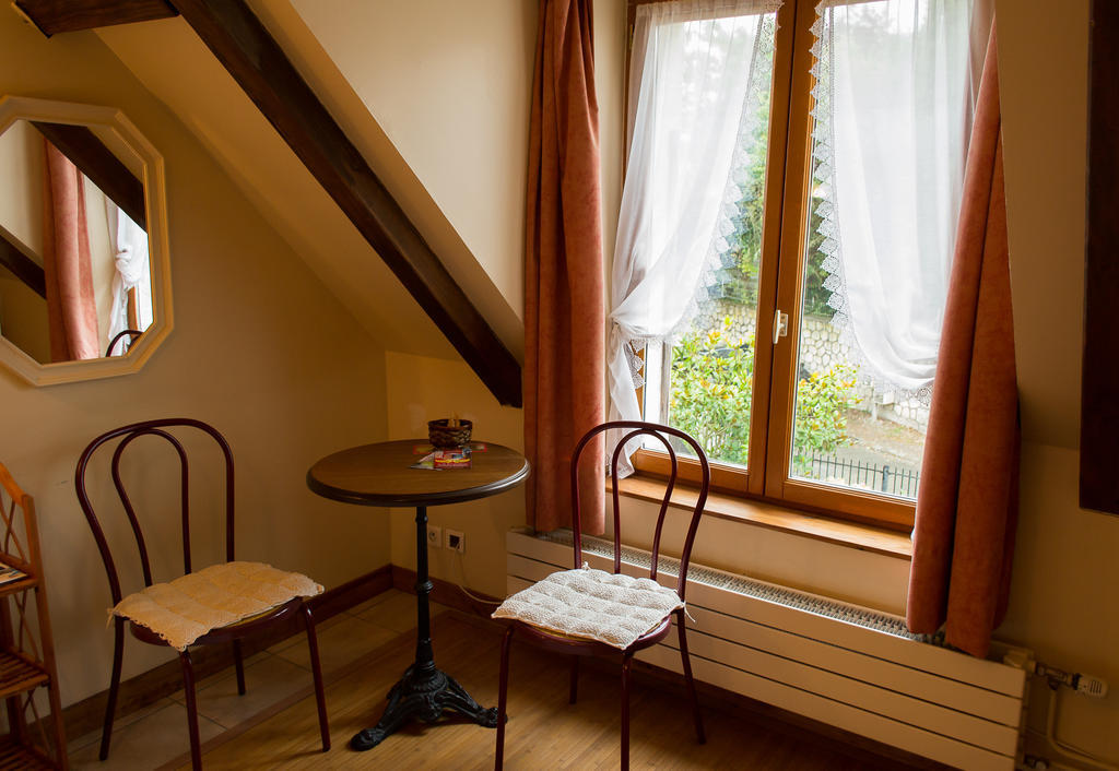 Chambres D'Hotes Sur La Courtine De Coucy Ruang foto